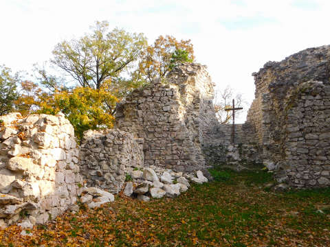 Zádor-vár vagy Himfy-vár jelentős maradványai a Balaton-felvidék zöldellő lankái között.