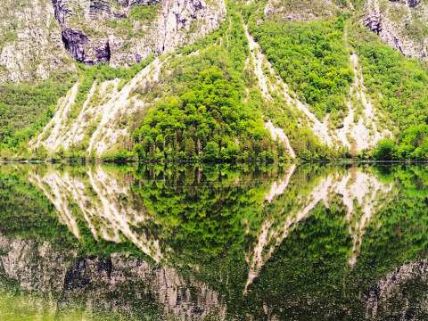 Víztükör a Bohinj-i tavon