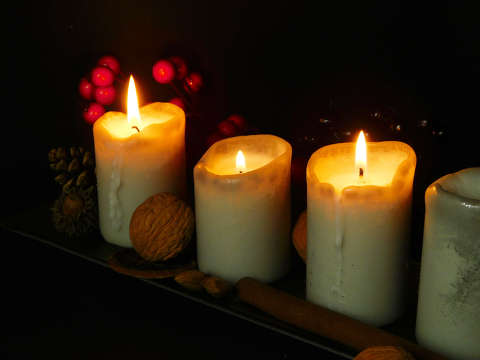 Advent harmadik vasárnapja, az örömvasárnap.
Dió, mandula, fahéj, toboz