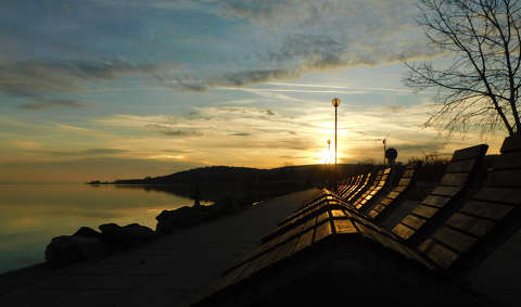 Balatonalmádi, strand a lemenő nap fényében
