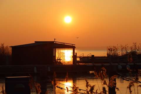 Aranyló napfelkelte Balatonalmádiban.