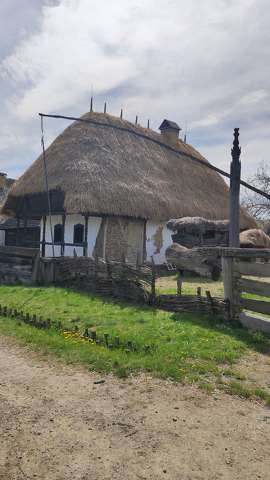 Szentendre, Skanzen, szalmatetős ház, gémeskút