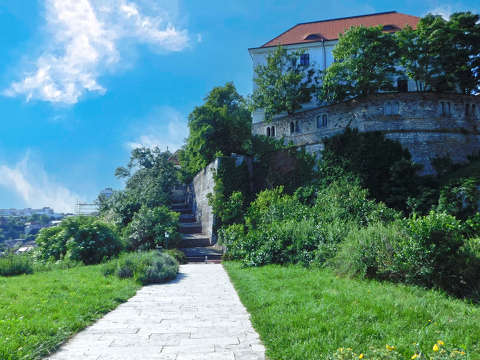Veszprém vára visszabontott erődítmény Veszprém városának központjában.