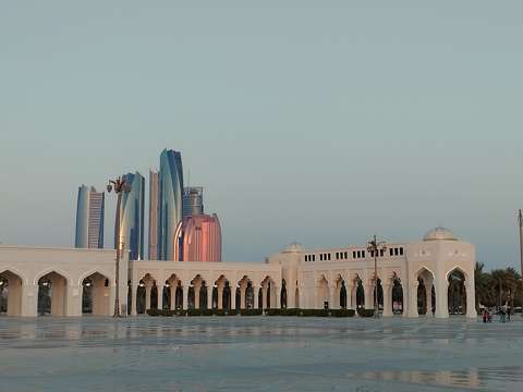 Abu Dhabi, Etihad tornyok a háttérben