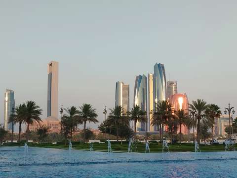 Abu Dhabi, Etihad tornyok a háttérben