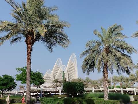 Abu Dhabi és az épülő Zayed Nemzeti Múzeum