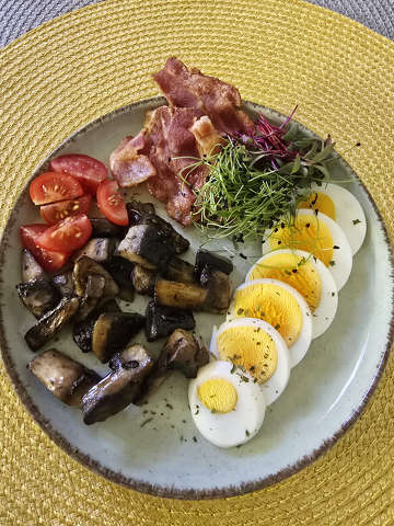 Reggeli: tojás, paradicsom, mikrozöld, gomba, bacon