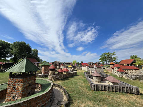 Dinnyés, Várpark, Skanzen