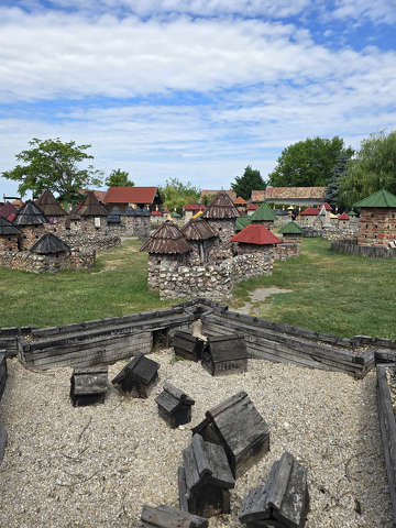 Dinnyés, Várpark, Skanzen