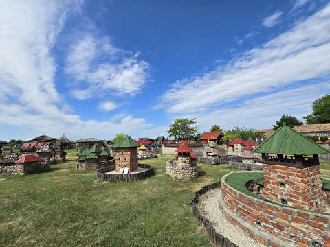 Dinnyés, Várpark, Skanzen