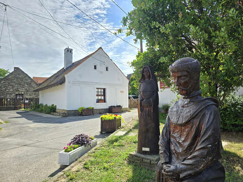 Tihany, utca, fa szobor: Szerzetes