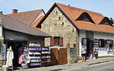 Tihany, kézműves, levendulás, színes, cserépedényes