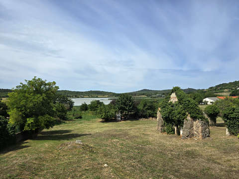 Ez a hely a volt bencés apátság első templomának romja, amely a XI. században, I. András király idején épült, közvetlenül az apátság alapítása után (1055 körül).