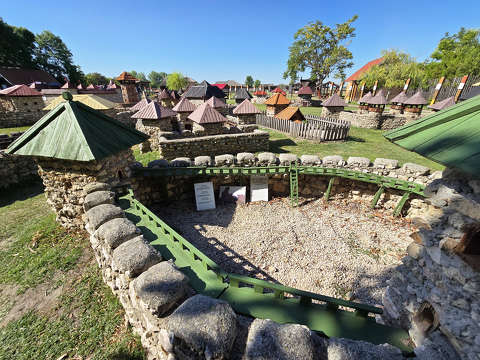 Dinnyés, Várpark, Skanzen
