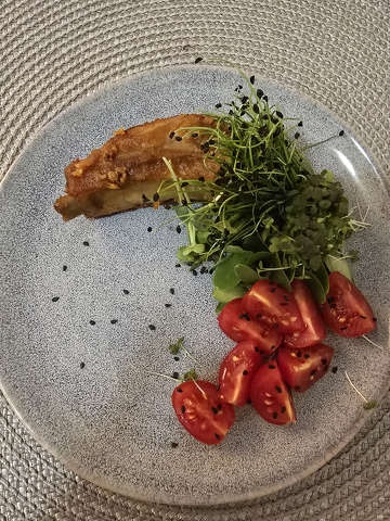 Étel, mikrozöld, BBQ oldalas