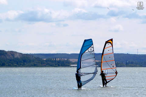 szörfösök a Balatonon