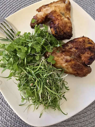 BBQ csirkeszárny, mikrozöld