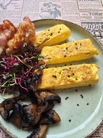Reggeli: tojás, gomba, bacon, mikrozöld