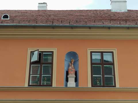 ablak szobor
