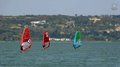 szörfösök a Balatonon