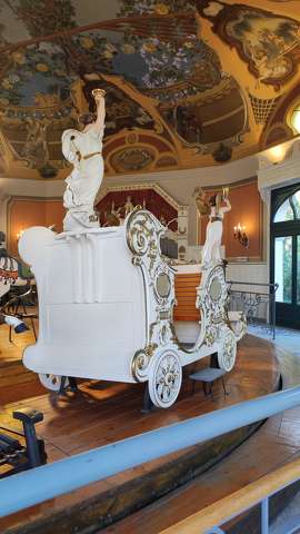 Vidámpark, falovas körhinta, hintó, szobor, freskó