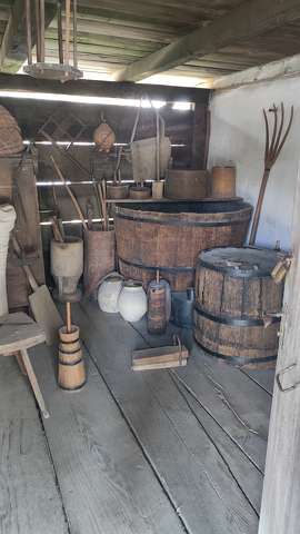 Szentendre, Skanzen, népies eszközök, fapadló