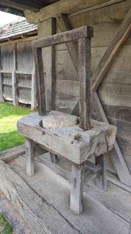 Szentendre, Skanzen, népies eszközök, őrlőkő