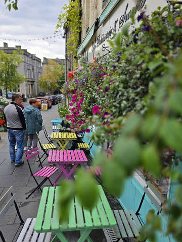 Színes székek, virágok és kedves utcák – Stirling derűs arca. - Skócia