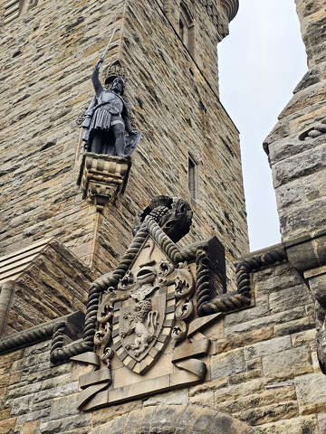 A szobor a falon mintha most is őrizné a skót szabadságot. William Wallace- emlékmű - Stirling, Skócia