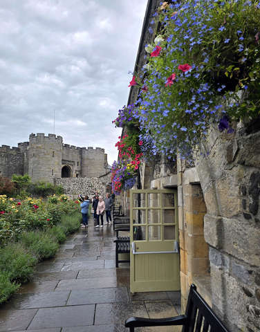 A várfalak között színes virágok, Stirling Castle, Skócia