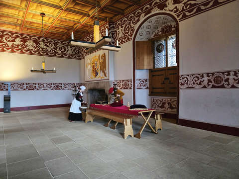 A termekben korhű ruhákba öltözött alakok keltették életre a múltat.  - Stirling Castle, Skócia