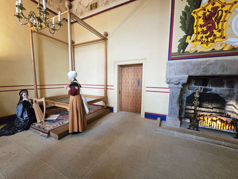 A termekben korhű ruhákba öltözött alakok keltették életre a múltat.  - Stirling Castle, Skócia