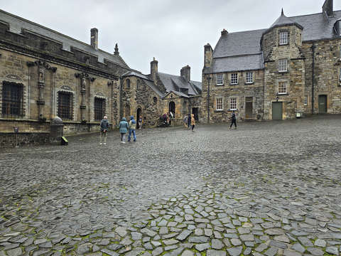 A szakadó esőben is hívogató volt a vár udvara. - Stirling Castle, Skócia