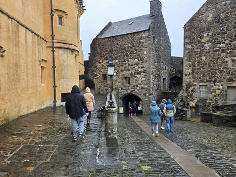 A szakadó esőben is hívogató volt a vár udvara. - Stirling Castle, Skócia
