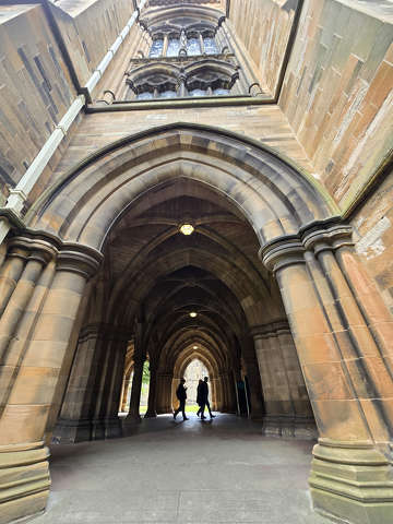 Glasgow Egyetem - Skócia, A belső udvarok és boltívek varázslatos hangulatot árasztanak.