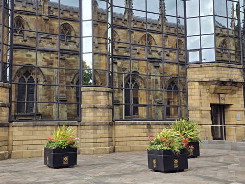 Tükörben a Metropolitan Cathedral of St Andrew – a 19. századi székesegyház - Glasgow, Skócia