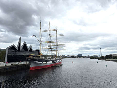 A Riverside Museum modern épülete,
A River Clyde partján horgonyzó Glenlee vitorlással.- Glasgow, Skócia