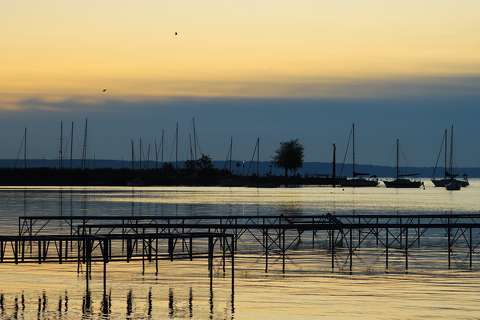 Októberi hajnal Balatonalmádiban.