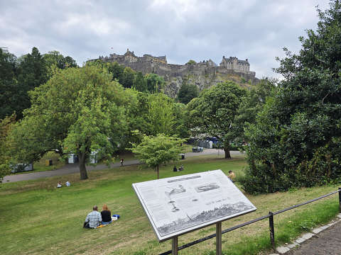 Edinburgh vára – büszkén őrködik a város fölött. Skócia