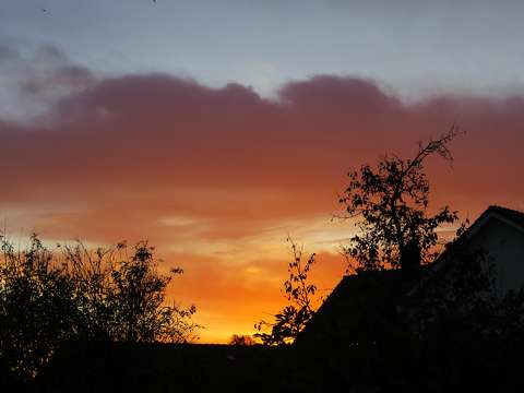 Varázslatos színek és fények alkonyatkor.