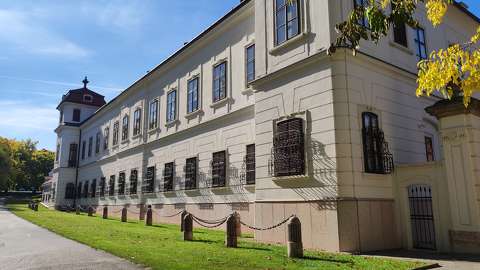 Tata, Esterházy-kastély