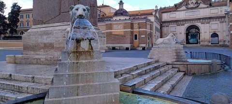 Az Oroszlánok szökőkútja (Fontana dei Leoni) Rómában.