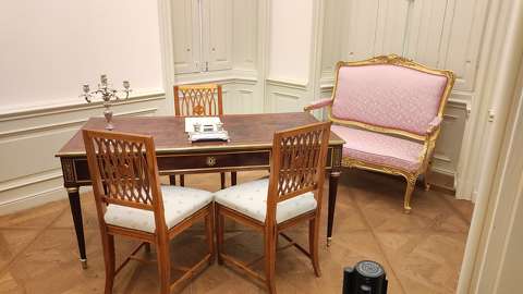 Tata, Esterházy-kastély, bútorok