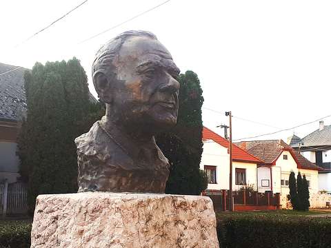 Fekete István szobra, Gölle