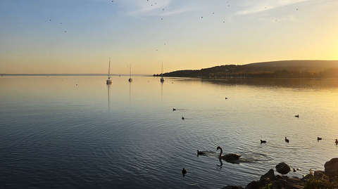 Balatonalmádi, lemenő Nap fénye