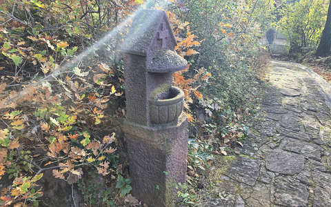 A Balatonalmádi - káptalanfüredi Angyalos Boldogasszony kápolna parkjában található.