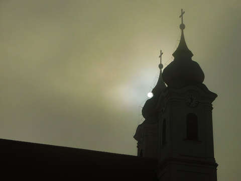 Tihanyi Bencés Apátság, Nap a köd mögött