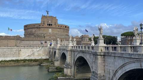 Angyalvár (Castel Sant'Angelo) és az előtte lévő Angyalhíd Rómában.