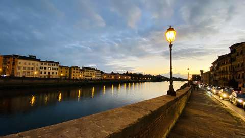 Naplemente az Arno folyónál. Pisa, Olaszország.