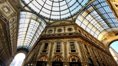 II. Viktor Emánuel olasz király nevét viselő bevásárlógaléria Milánóban.